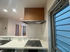 風量が弱・強と切替え可能なレンジフードが調理中の煙をしっかり吸い込みます。手元を照らすライト付きです。