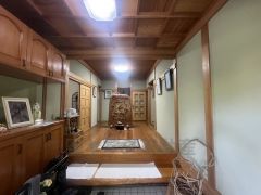 広々とした玄関。たっぷり収納できるシューズボックス付き、家族全員の靴がきれいに整頓できます。棚の上にお花や写真を飾っても良いですね。