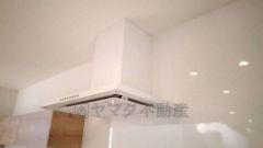 お手入れが簡単なスリム型レンジフードです。調理により発生する油煙や臭いを吸い込み、屋外へ排気してくれます。