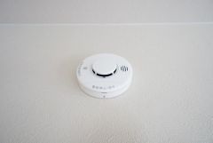 火災報知器が設置されていることで、火災の発生をいち早く感知し、就寝中や留守中でも素早く危険を知らせてくれるため、家族の安全を確保し被害を最小限に抑えられます。