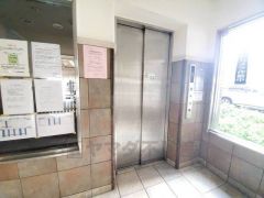 重い荷物を運ぶのにも便利なエレベーター付です。