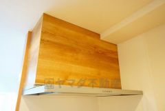 お手入れが簡単なスリム型レンジフードです。調理により発生する油煙や臭いを吸い込み、屋外へ排気してくれます。