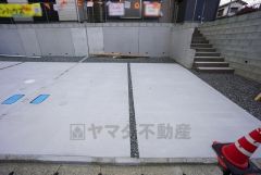 駐車スペースはゆとりある2台分を確保。マイカー用に、お客さま用に、余裕を持ってご利用いただけます。