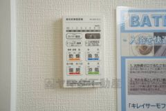 雨の日の洗濯も安心できる浴室暖房乾燥機付き浴室。リモコンで操作もボタン1つで簡単。