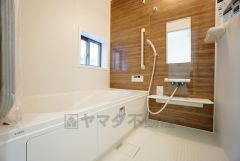 同仕様写真。広々1坪タイプの浴槽ユニットでゆったりくつろげるバスルーム。窓、浴室乾燥機付きで換気・雨の日の洗濯もばっちり＾＾