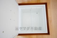 キッチンにある床下収納は、居住スペースを減らさずに買い置きの調味料や非常食などを保管することができます。
