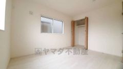 2面採光を確保した明るい室内は、風通しも良く、大変居心地の良い空間となっております。爽やかな風を感じて起きる朝は、快適生活の始まりに。