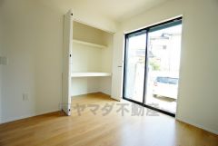 あると嬉しい1階の一部屋。お子様のお昼寝スペースや客間、お友達やご親戚のお泊り部屋としても使えます。