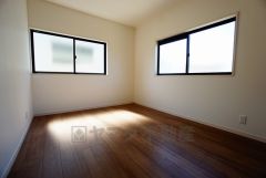 同仕様写真。ご夫婦お二人のプライベートシーンを演出する寝室は、大容量のウォークインクローゼット付き。