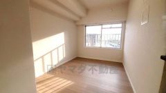 明るい洋室です。ナチュラル色のフローリングで開放的な優しい雰囲気になっています＾＾