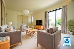 家具はイメージです。リビングは広々とした設計で、家族が集い、寛ぐ暮らしの空間を演出しています。思い思いの時間を過ごしたり、家族みんなで食事をしたり、素敵な団らんの場になりますね。