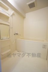 ホワイトで統一されたバスルームで清潔感を保てます。洗い場はミラー付きで上部にはシャンプーなど必要なものが収納できるようになっています。ミラバス付です。