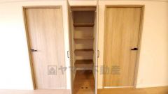 物が散らかりやすいリビングに収納スペースを確保。書類や雑貨をひとまとめにできまるため、お部屋をすっきりさせることが出来ます。