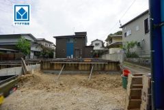 現地（2026年10月19日）撮影。若宮小学校徒歩4分とお子様の通学も安心です＾＾一戸建ての多いエリアで落ち着いた雰囲気で快適な生活を送れます。