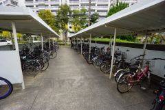 屋根付き駐輪場。