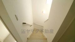 小さなお子様やご高齢の方でも安心できる、手すり付き階段。段差も低めで設定されており、安全性にも優れています。