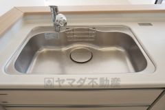 同仕様写真。大きなお鍋も楽々洗える幅の広いシンクです＾＾ステンレスシンクなので簡単にお掃除できますよ。洗剤やスポンジもすっきりできる収納付き。