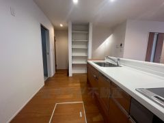 物が散らかりやすいリビングに収納スペースを確保。書類や雑貨をひとまとめにできまるため、お部屋をすっきりさせることが出来ます。