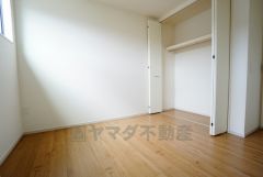 暖かい日差しが差し込む洋室。たっぷり収納できるクローゼット付きでお部屋の中をすっきりと快適に保てます。