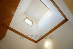 暮らしにゆとりと安らぎを与える開放感いっぱいの吹き抜け。高さのある吹き抜けが、ワンランク上の住まいを演出します。