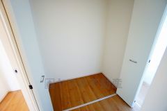 掃除機や扇風機などよく使う家電や日用品、備品などの収納に便利です。