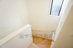 小さなお子様やご高齢の方でも安心できる、手すり付き階段。段差も低めで設定されており、安全性にも優れています。