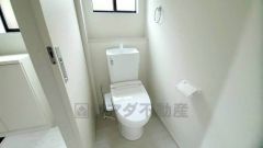 温水洗浄機付トイレです。節水機能もあるので、安心して使えますね。もちろん、1階2階の2ヶ所にトイレがあるので、忙しい朝にもゆとりができますね。