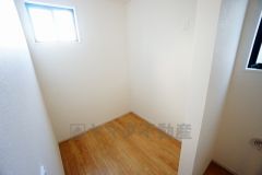 キッチン横に広々としたパントリー付き＾＾洗面室にも近く、食料品だけでなく日用品などの収納にも＾＾