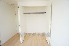 洋室にはラック付きのクローゼットが設けられています。たっぷり収納できるので衣替えの心配もいりませんね＾＾