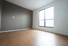 寛ぎの時間を紡ぎだす主寝室は、大型ベッドを置いても余裕の広さを確保しています。
