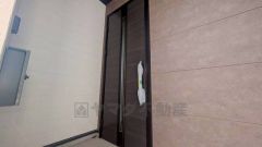 家の顔となる玄関扉がかっこいいと、たくさんの人を招き入れたくなりますね＾＾奥まって設置されており、雨にも濡れにくくなっています。