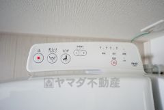 温水、暖房、ウォシュレット付の高機能トイレです。