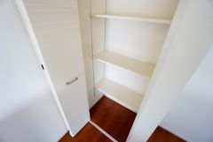 同仕様写真。まとめ買いしてもこの収納量なら心配要らずのパントリー。調理家電や食品のストックをすっきりまとめられ、キッチン周りを広々使えます。