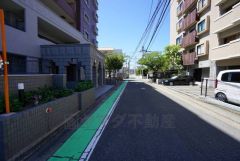 前面道路は広く、車同士がすれ違うスペースが十分にあります。落ち着いた住宅地内で快適な生活を実現してみませんか＾＾