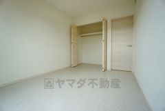 同仕様写真。暖かい日差しが差し込む洋室。たっぷり収納できるクローゼット付きでお部屋の中をすっきりと快適に保てます。