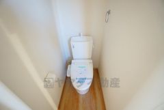 1階2階の2ヶ所にトイレがありますので、忙しい朝にも家族に気を使わず、ゆとりが生まれますね＾＾ウォシュレット、暖房便座、節電・節水機能など、使い勝手のよい高機能トイレです。