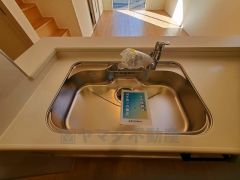 広々としたステンレスシンクには、洗剤やスポンジを収納出来るラック付き。広さも確保しているので、大きなお鍋も洗いやすいです。