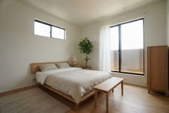 家具はイメージです。ご夫婦お二人のプライベートシーンを演出する寝室は、大容量のウォークインクローゼット付き。