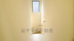 小さなお子様やご高齢の方でも安心できる、手すり付き階段。段差も低めで設定されており、安全性にも優れています。