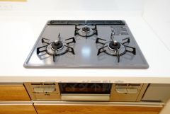 複数の調理を一度に行うことができる3口コンロ。効率よくお料理が出来ます。毎日のお料理も楽しくなりますね＾＾