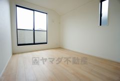 2面採光を確保した明るい室内は、風通しも良く、大変居心地の良い空間となっております。爽やかな風を感じて起きる朝は、快適生活の始まりに。