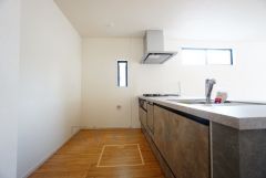 リビングにいるお子様を見守りながらお料理ができる対面キッチン。カウンタートップの汚れもサッと拭き取ることができ、お掃除ラクラク＾＾