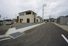 前面道路は広く、車同士がすれ違うスペースが十分にあります。落ち着いた住宅地内で快適な生活を実現してみませんか＾＾