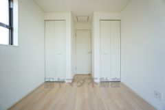 同仕様写真。暖かい日差しが差し込む洋室。たっぷり収納できるクローゼット付きでお部屋の中をすっきりと快適に保てます。