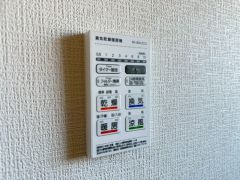 浴室暖房乾燥機付き。天候に左右されず、いつでも好きなときに洗濯物を干せるので、仕事や家事で忙しい方に重宝します。