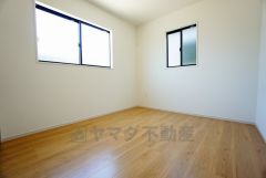 暖かい日差しが差し込む洋室。たっぷり収納できるクローゼット付きでお部屋の中をすっきりと快適に保てます。
