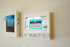 キッチン横からお湯張り、追い炊き、足し湯がボタン一つで楽々操作できる給湯機リモコンです。忙しい夕飯準備の時間帯に重宝しますね。