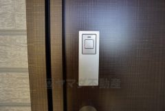 万が一落としてしまっても町の鍵屋さんなどでは簡単に合鍵を作ることができないので、防犯性が高く安心です。