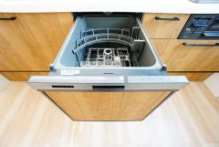 食事の後の手間を解消する食器洗い乾燥機付。冬場の洗い物で手荒れの悩みもなくなります。手洗いよりも節約できて便利。