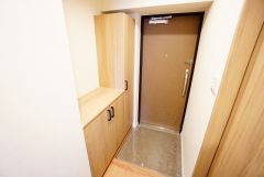 たっぷり収納できるシューズボックスです。家族全員の靴がきれいに整頓できます。棚の上にお花や写真を飾っても良いですね。